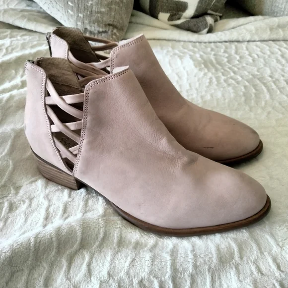 Seychelles Dusty pink Criss-cross Cutout Soft leather ankle bootie - Picture 2 of 10
